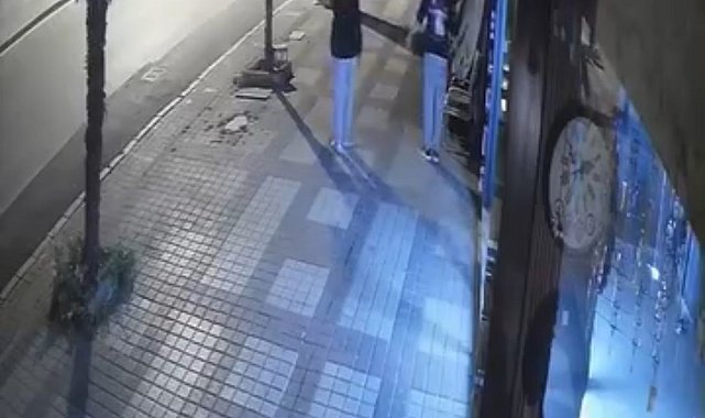 Önce paraları sonra meyveleri çalan şüpheli kamerada