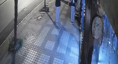 Önce paraları sonra meyveleri çalan şüpheli kamerada