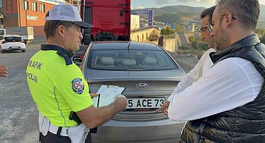 Önüne çıkan kediye çarpmamak için yavaşlayan otomobile motosiklet çarptı: 1 yaralı