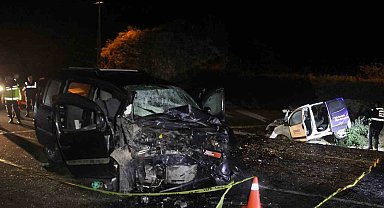 Ordu'da 2 hafif ticari araç kafa kafaya çarpıştı: 1 ölü, 2 yaralı