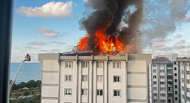 Ordu'da 7 katlı binanın çatısı alev alev yandı