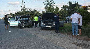 Ordu'da kontrolden çıkan otomobil, polis otosuna çarptı: 2 yaralı