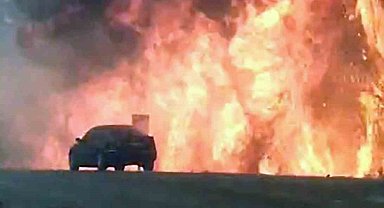 Orman yangınında araç alevlerin arasında kadı