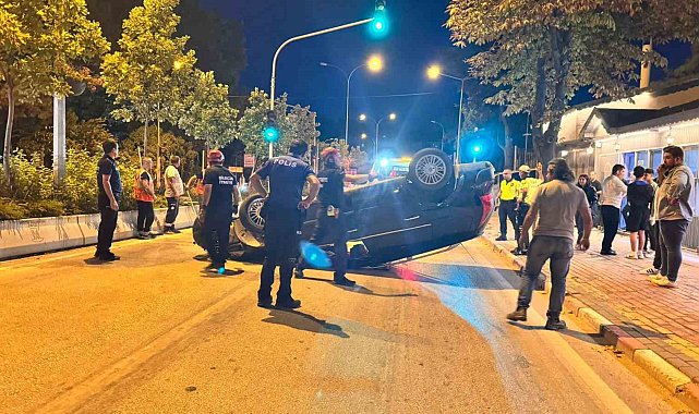 Orta refüje çarpan otomobil takla attı: 1 yaralı