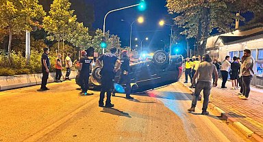 Orta refüje çarpan otomobil takla attı: 1 yaralı