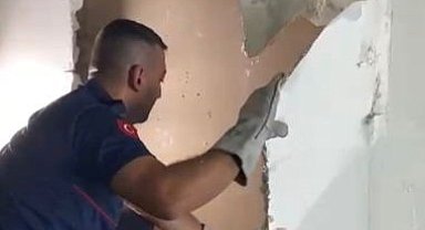 Osmaniye'de duvara sıkışan yavru kedi itfaiye tarafından kurtarıldı