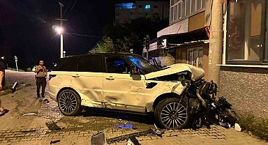 Osmaniye'de lüks ciple kamyonetin karıştığı kazada 4 kişi yaralandı