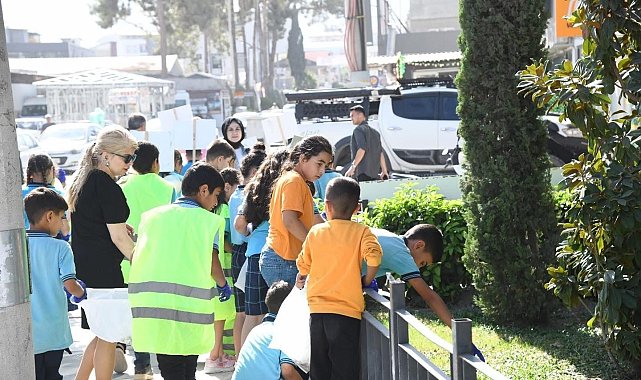 Osmaniye'de öğrenciler caddede yere atılan sigara izmaritlerini topladı
