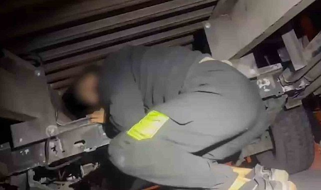 Oto kurtarıcıya yapılan gizli bölmede 2 düzensiz göçmen yakalandı