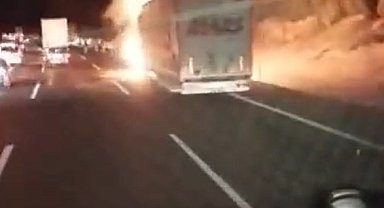 Otobanda tır yandı, patlama anı kamerada