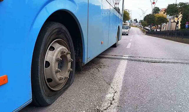 Otobüsün lastiği bomba gibi patladı, sürücünün dikkati faciayı önledi