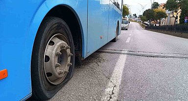 Otobüsün lastiği bomba gibi patladı, sürücünün dikkati faciayı önledi