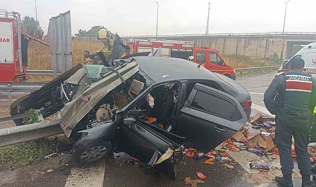 Otomobil bariyerlere saplandı; 1'i ağır 2 kişi yaralandı