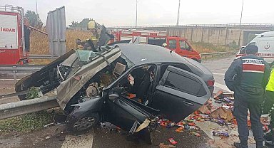 Otomobil bariyerlere saplandı; 1'i ağır 2 kişi yaralandı