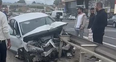 Otomobil bariyerlere saplandı, facianın eşiğinden dönüldü