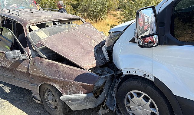 Otomobil ile transit kafa kafaya çarpıştı: 2 yaralı