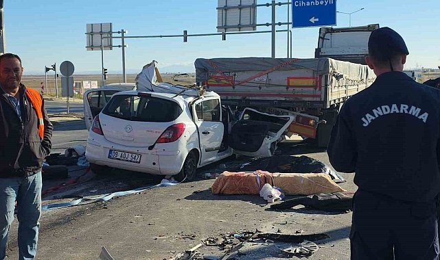 Otomobil ışıkta bekleyen tıra arkadan çarptı: Anne öldü, sürücü oğlu ise ağır yaralı