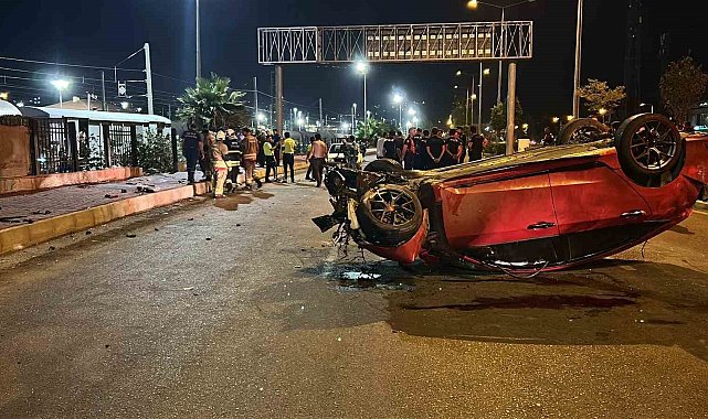 Otomobil, kaldırımda yürüyen yayalara çarptı: 3 ölü, 3 yaralı