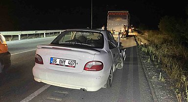 Otomobil kamyona arkadan çarptı: Sürücü kazayı yara almadan atlattı