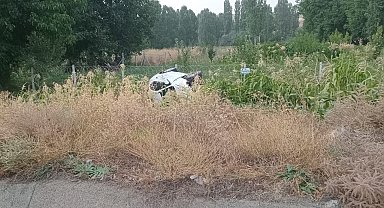 Otomobil mısır ekili araziye devrildi: 2 yaralı