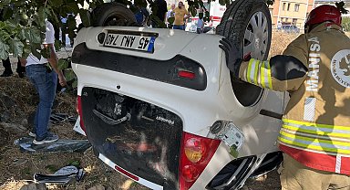 Otomobil tarlaya uçtu, sürücü ve torunu hafif yaralandı