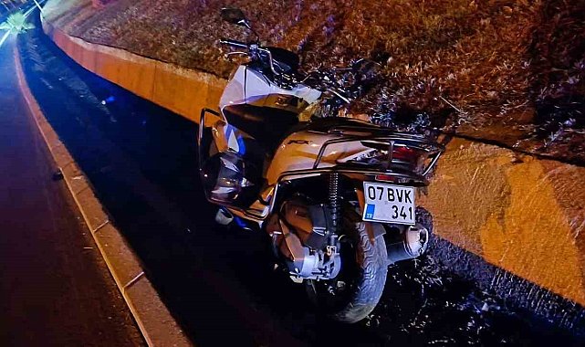 Otomobil yayaya yol vermek için duran motosiklete çarptı: 1 yaralı