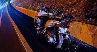 Otomobil yayaya yol vermek için duran motosiklete çarptı: 1 yaralı