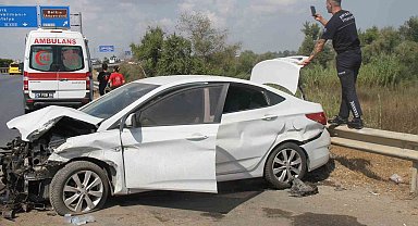 Otomobil yol kenarında bariyerlere çarptı: 2 yaralı