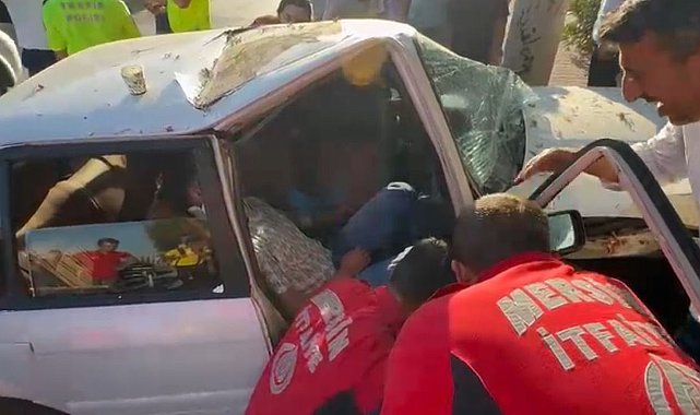 Otomobilde sıkışan yaralıyı itfaiye erleri kapıyı keserek kurtardı