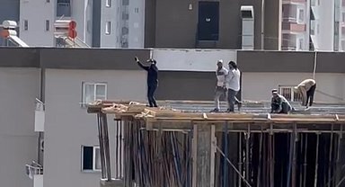 Otomobilden müzik sesi duyan işçiler 10. katta halay çekti