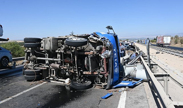 Otomobilin çarptığı trafo yüklü kamyon devrildi: 2 yaralı
