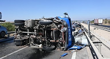Otomobilin çarptığı trafo yüklü kamyon devrildi: 2 yaralı