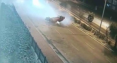 Otomobilin, kaldırımda yürüyen yayaların arasına daldığı anlar kamerada