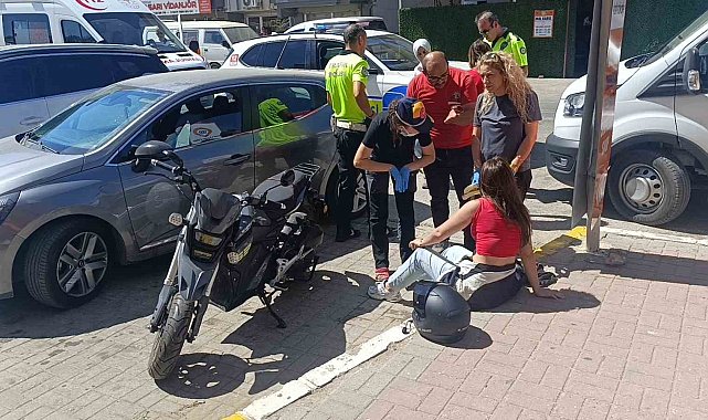 Otomobille çarpışan motosiklet sürücüsü genç kız kafasındaki kask sayesinde kazayı hafif atlattı