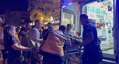 Otomobille çarpışan motosiklet sürücüsü kaldırıma savruldu: 1 yaralı