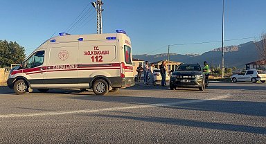 Otomobille çarpışan motosikletin sürücüsü yaralandı