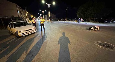 Otomobille çarpışan motosikletteki 2 kişi yaralandı