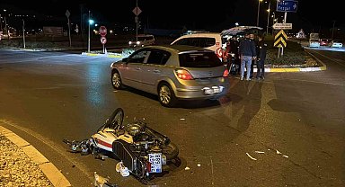 Otomobille motosiklet çarpıştı: 1 ağır yaralı