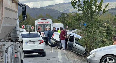 Otomobiller çarpıştı: 1'i çocuk 4 kişi yaralı