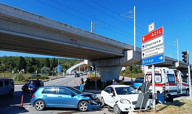 Otomobiller çarpıştı: 4 yaralı