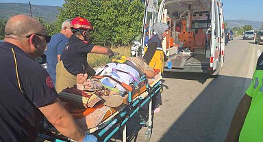 Otomobiller kafa kafaya çarpıştı: 4 yaralı