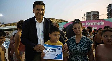 Özel bireyler havuzda engellerini aştı, 500 çocuk yüzme öğrendi