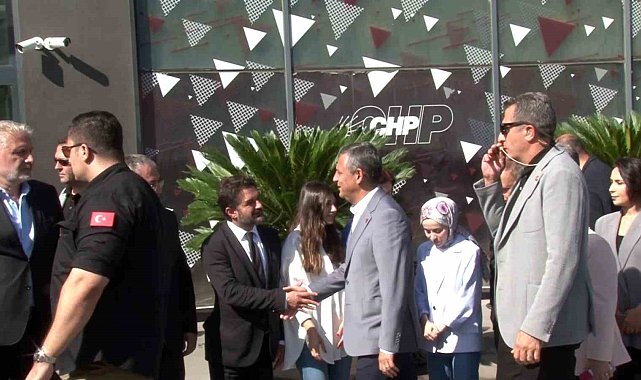 Özgür Özel CHP'nin Sarıyer'de bulunan parti binasına geldi