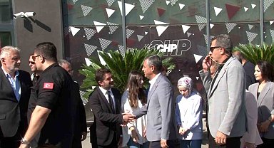 Özgür Özel CHP'nin Sarıyer'de bulunan parti binasına geldi