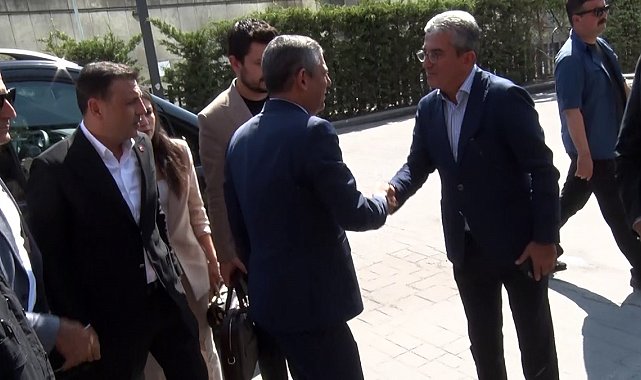 Özgür Özel ve DEM Parti heyeti CHP'nin Sarıyer'deki binasına geldi