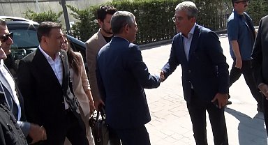 Özgür Özel ve DEM Parti heyeti CHP'nin Sarıyer'deki binasına geldi