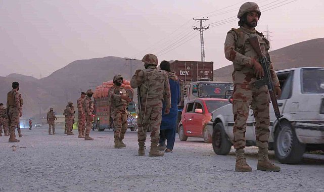 Pakistan'da çatışma: 12 asker hayatını kaybetti, 13 terörist öldürüldü