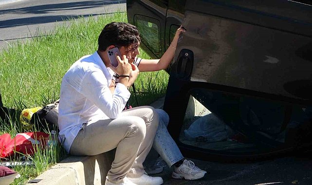 Palmiyeye çarpan araç takla attı: 2 yaralı