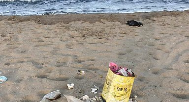 Pamucak kumsalı izmarit ve çöpten geçilmiyor