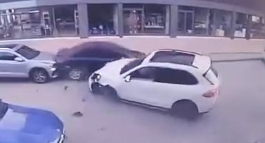 Panelvan ile çarpışan Porsche'nin tekeri koptu